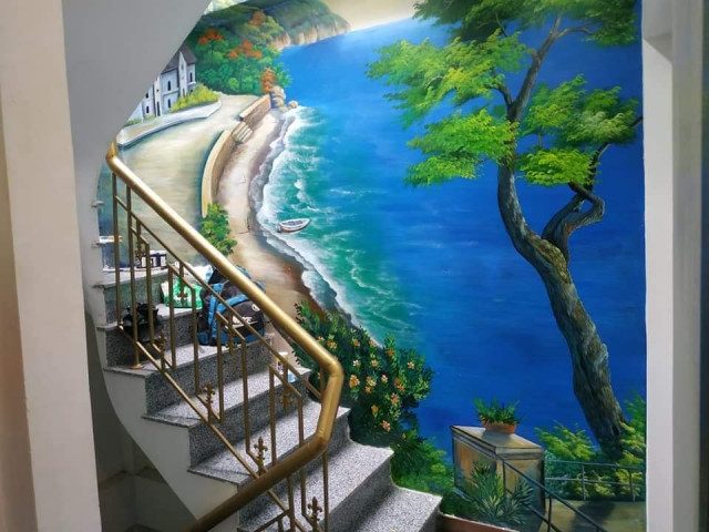 vẽ tranh trên tường cầu thang