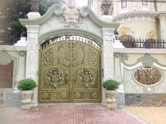 đắp phù điêu trang trí ngoài cổng nhà